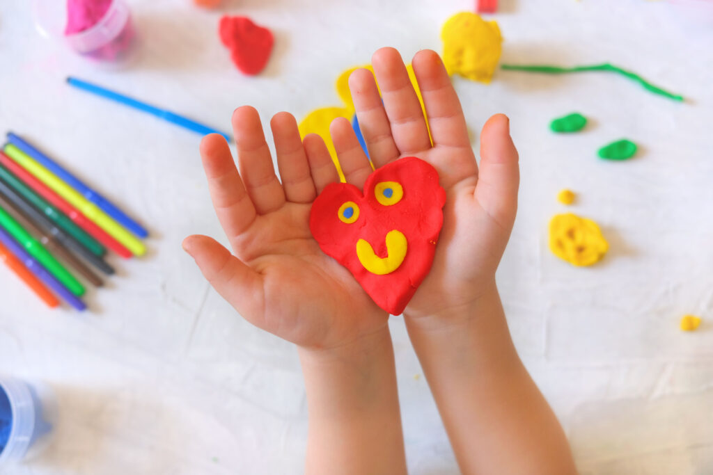 Integrando la educación emocional en el currículo escolar: desafíos y oportunidades